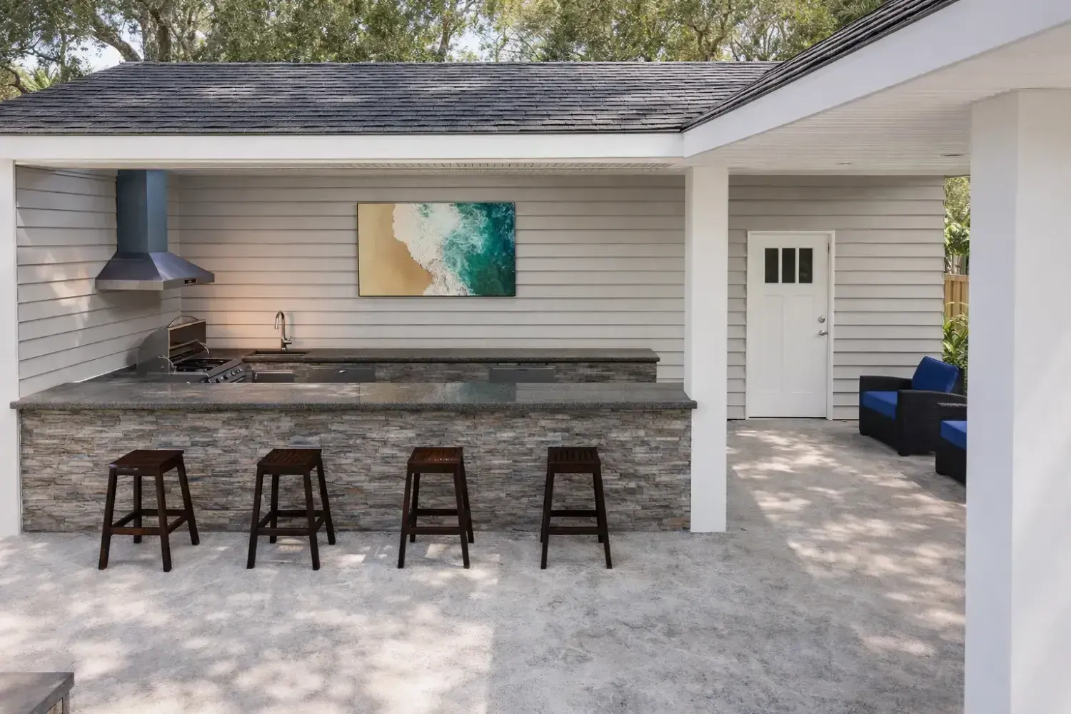 Outdoor kitchen and bar design by Serene Spaces Studio